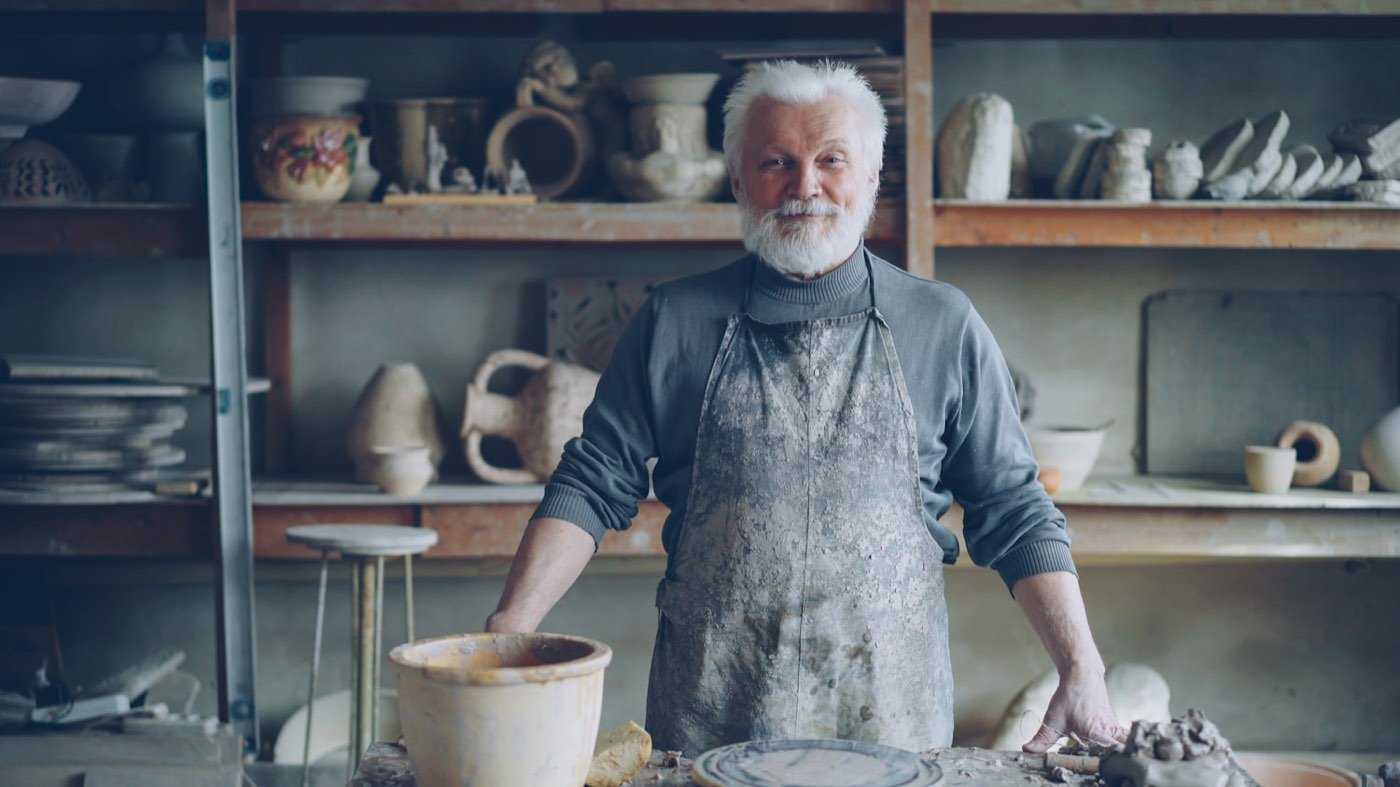 Artesão a trabalhar no seu ateliê