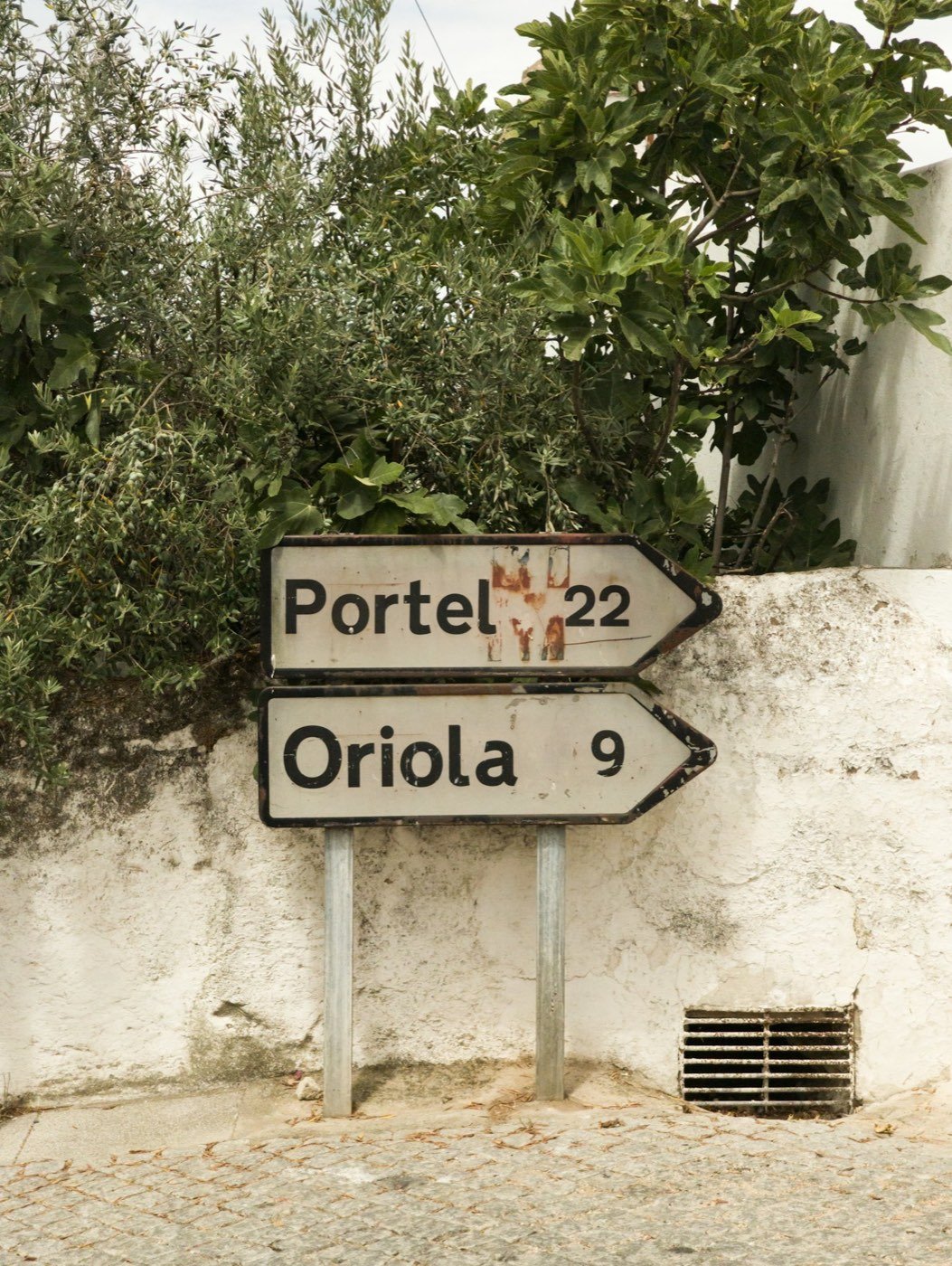 Painel de campainhas de um prédio, com números e letras