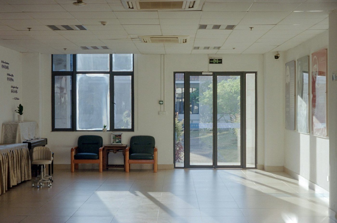 Fila de cadeiras vazias numa sala de espera
