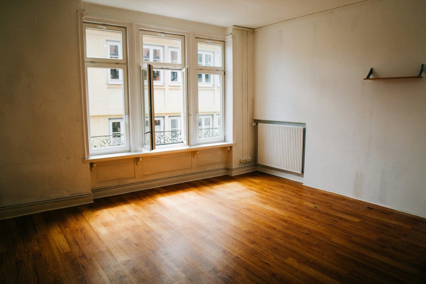 Pessoa a entrar num apartamento novo